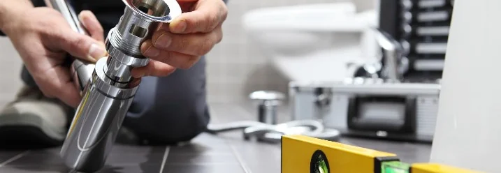 Person baut Siphon mit Dichtung zusammen